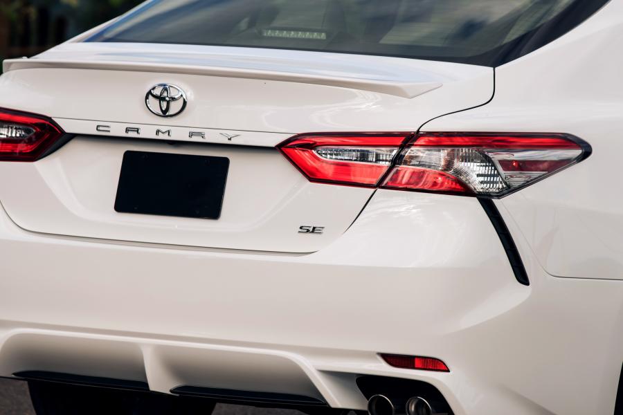 Детали экстерьера Toyota Camry SE 2017 года  (NA) (фото 8 из 23)